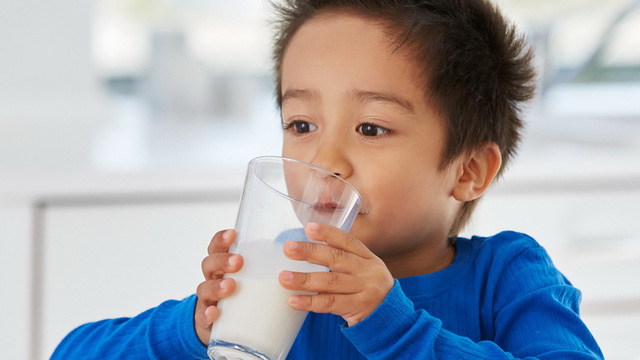Giáo viên rầu rĩ với chỉ tiêu 60% học sinh phải uống sữa - Ảnh 1.
