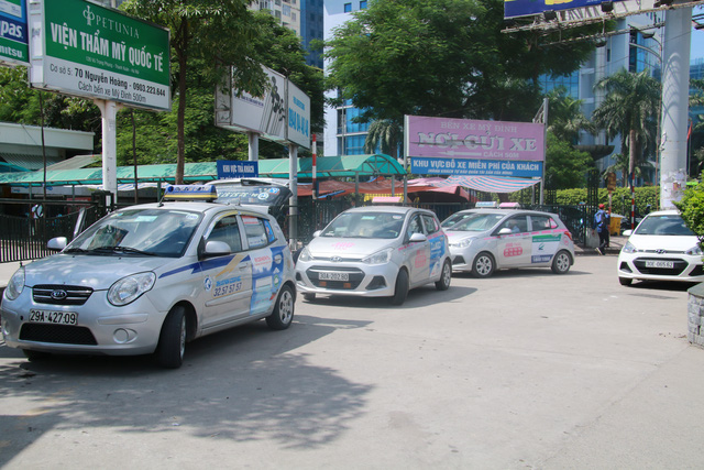 Hiệp hội Vận tải Hà Nội thừa nhận taxi thua cuộc trước Uber, Grab - Ảnh 1.