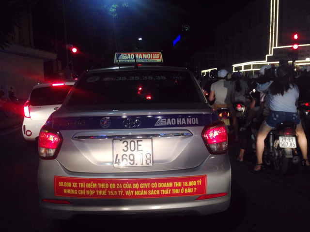 Hiệp hội Vận tải Hà Nội thừa nhận taxi thua cuộc trước Uber, Grab - Ảnh 2.
