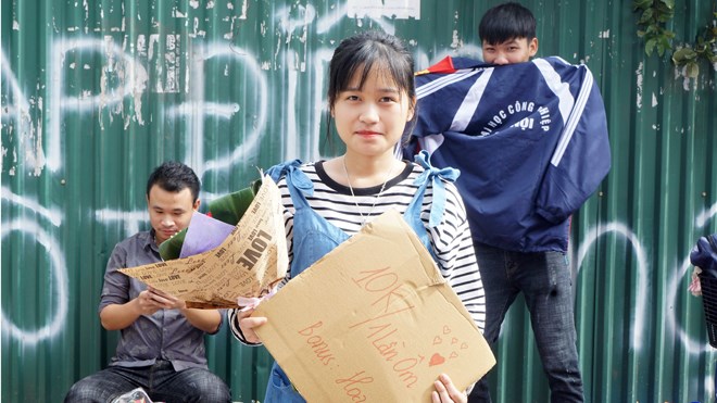 Sinh viên Hà Nội mở dịch vụ “ôm người, tặng hoa” - ảnh 3