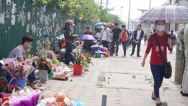 Sinh viên Hà Nội mở dịch vụ “ôm người, tặng hoa” - ảnh 2