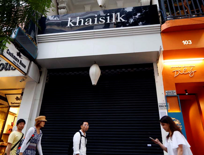 Cửa hàng Khaisilk trên đường Đồng Khởi, TP.HCM đang tạm đóng cửa /// Ảnh: Ngọc Dương