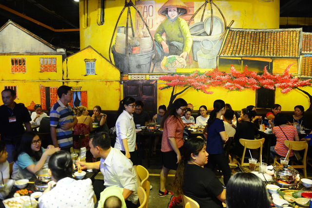 Ăn uống dưới phố ‘ngầm’ giữa trung tâm Sài Gòn