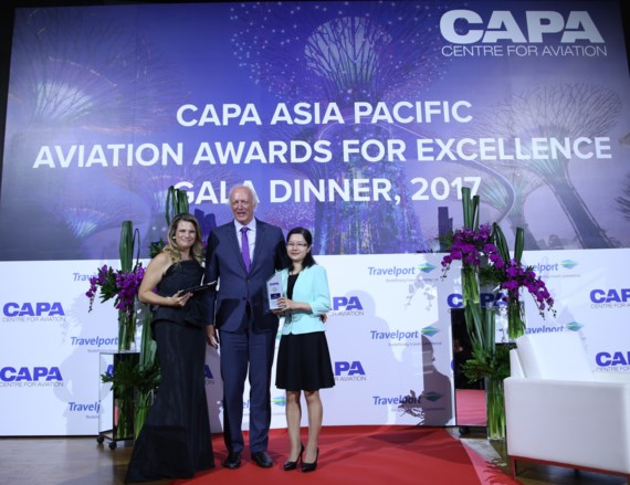 Đại diện VNA nhận giải thưởng từ Chủ tịch CAPA