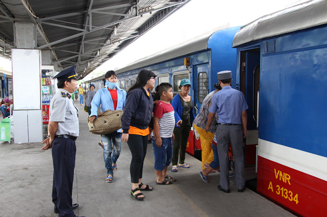 Tuyến đường sắt Bắc Nam được lưu thông trở lại sau ảnh hưởng của cơn bão số 12 /// Ảnh: Nguyễn Tiến