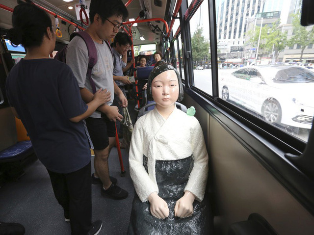 Tượng ‘phụ nữ mua vui’ đặt trên xe bus tại Hàn Quốc - Ảnh 1.