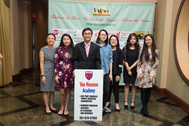 8X mở trường Việt tại Mỹ để kết nối quê hương - Ảnh 1.