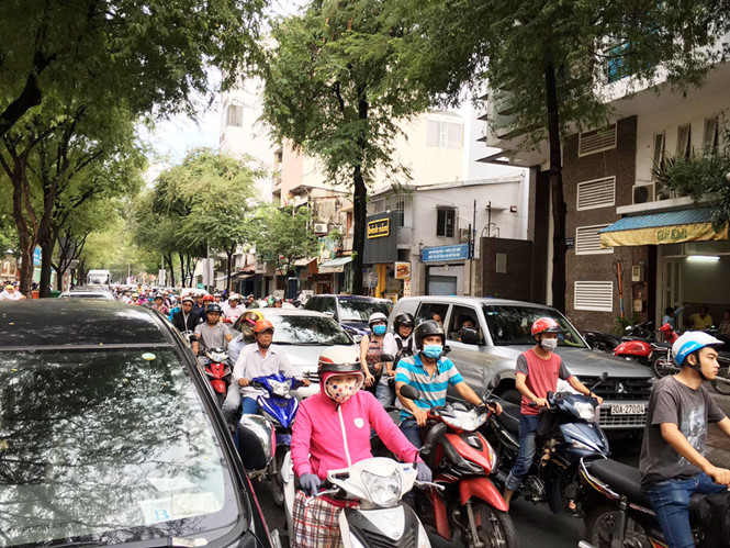 Kẹt xe trên đường Nguyễn Bỉnh Khiêm (Q.1, TP.HCM)  /// Ảnh: Đình Phú