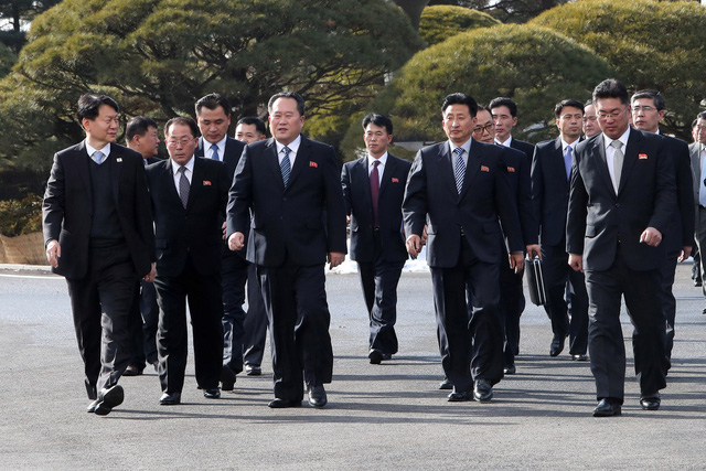 Hàn Quốc hứa dỡ bỏ cấm vận Triều Tiên - Ảnh 1.