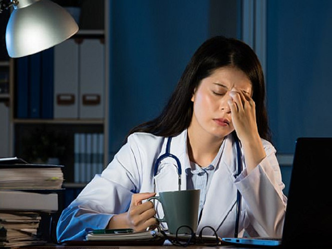 Làm việc ban đêm kéo dài làm tăng nguy cơ mắc nhiều loại ung thư ở phụ nữ /// Shutterstock