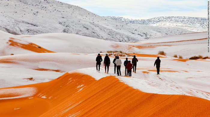 Video tuyết phủ đầy sa mạc nóng nhất thế giới - Ảnh 2.