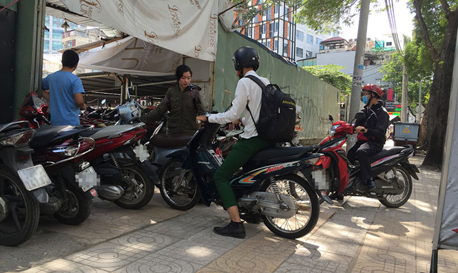 Có rất nhiều khách đến gửi xe ở bãi xe trên đường Huỳnh Thúc Kháng (P.Bến Nghé, Q.1, TP.HCM) /// ẢNH: ĐỨC TIẾN