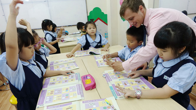 Giáo viên nước ngoài tham gia giảng dạy một lớp tiếng Anh theo chương trình tích hợp /// Ảnh: Đào Ngọc Thạch