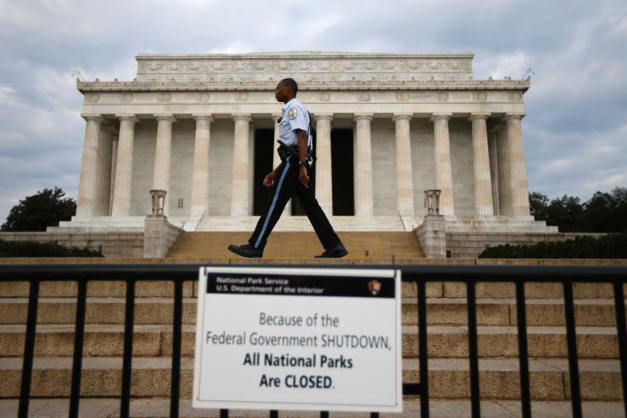 Hết tiền, chính phủ Mỹ đóng cửa đúng ngày kỷ niệm của ông Trump - Ảnh 3.