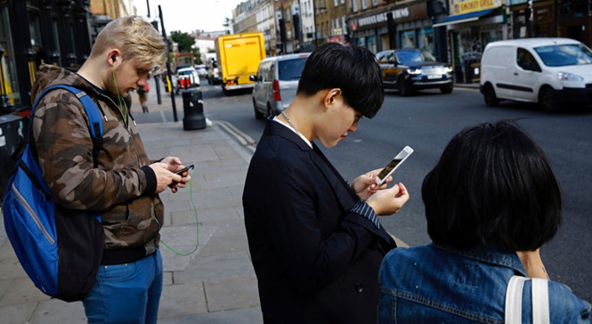 Giới trẻ sử dụng quá nhiều mạng xã hội  /// Reuters