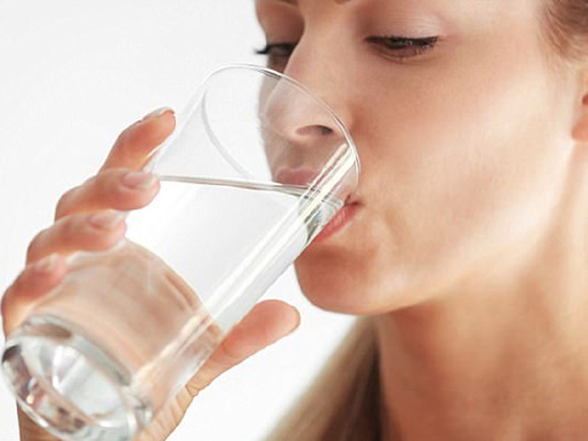 Cơ thể cần uống ít nhất 2 lít nước mỗi ngày, tùy theo chiều cao, trọng lượng và cường độ hoạt động thể chất mỗi người /// Shutterstock 