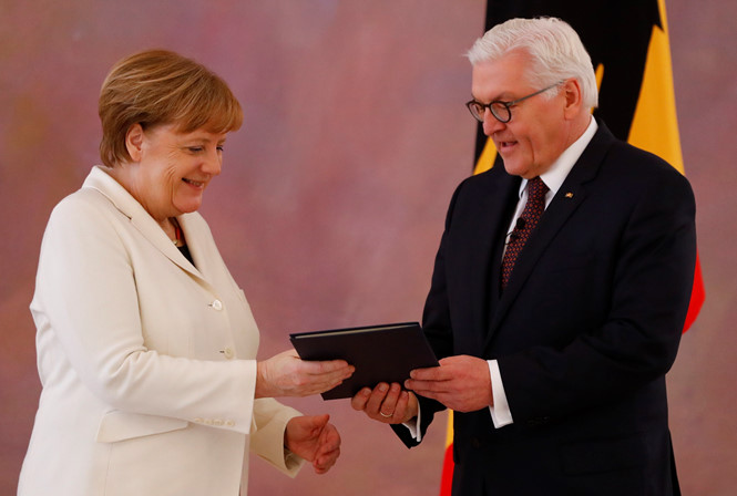 Tổng thống Đức Frank-Walter Steinmeier trao quyết định bổ nhiệm chức thủ tướng cho bà Angela Merkel ngày 14.3 /// Reuters