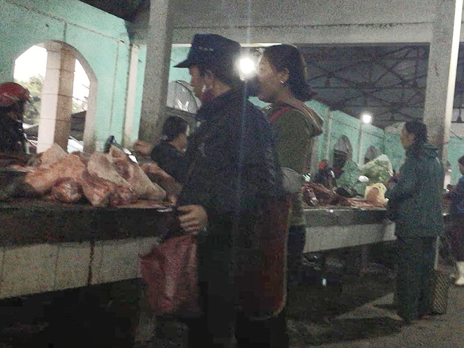 Nhân viên thú y đóng dấu nhanh chóng ngay tại chợ Hoàn Lão, H.Bố Trạch /// Ảnh: Trương Quang Nam