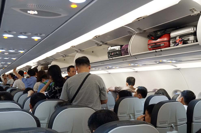 Hành khách trên một chuyến bay ở sân bay Nội Bài (Hà Nội) /// Ảnh: Ngọc Thắng
