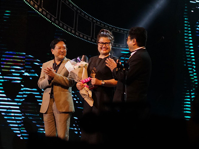 Thứ trưởng Bộ VH-TT-DL Vương Duy Biên (trái) trao giải Cánh diều vàng cho đoàn làm phim Cô Ba Sài Gòn  /// Ảnh: Nguyễn Toan