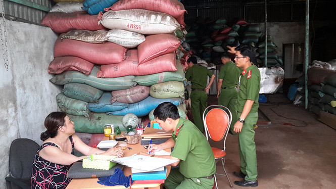Cơ sở sản xuất cà phê bẩn của bà Nguyễn Thị Thanh Loan bị lực lượng chức năng bắt quả tang. /// Ảnh: Phan Bá