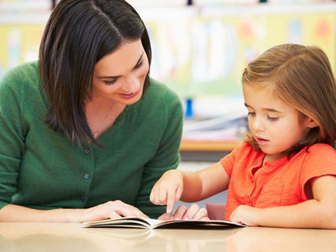 Cha mẹ hãy tạo cho con thói quen đọc sách  /// Ảnh minh họa: Shutterstock