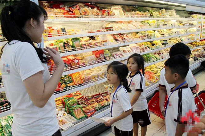 Học sinh một trường mầm non quốc tế học về mua sắm thực phẩm ở siêu thị /// Ảnh: Nữ Hồng