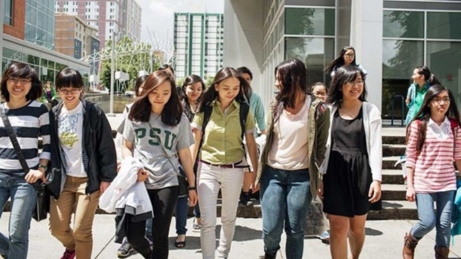 Du học sinh Việt Nam cùng bạn bè quốc tế tại Mỹ /// Ảnh: Bloomberg