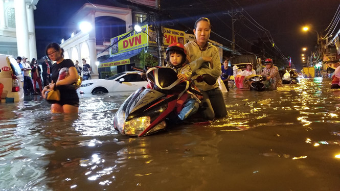 Tuyến đường Phan Huy Ích (Q.Gò Vấp, TP.HCM) ngập nặng sau trận mưa ngày 19.5 /// Ảnh: An Huy 