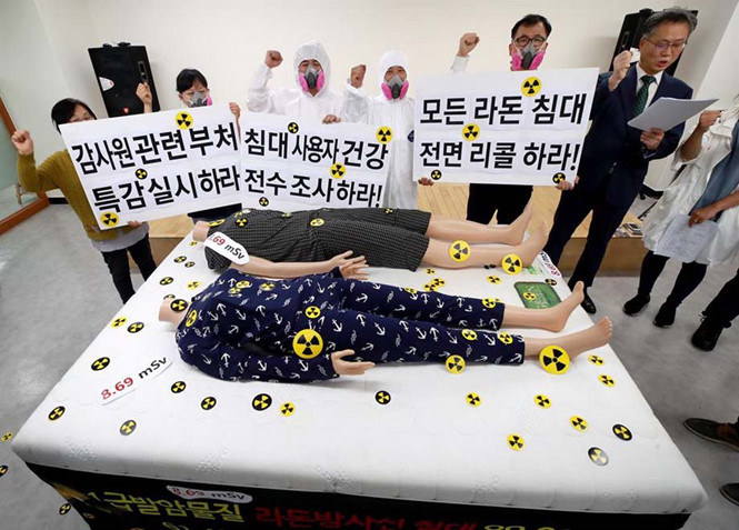 Người tiêu dùng tụ tập phản đối loại nêm phát tán phóng xạ /// Ảnh Chụp màn hình The Korea Times