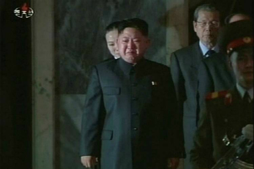 Kim Jong-un khóc tại lễ tang của cha mình Kim Jong-il vào tháng 12/2011. Ảnh: KCNA.