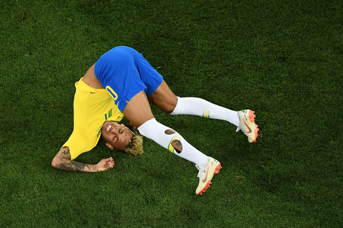Neymar ngã sấp, ngã ngửa’ nhiều nhất tại World Cup 20 năm qua  - Ảnh 9.