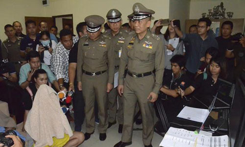 Phó Cảnh sát trưởng Thái Lan Chalermkiat Srivorakhan (giữa) dẫn đầu chiến dịch truy quét những người tổ chức cá độ bóng đá hồi tháng trước. Ảnh: Bangkok Post.