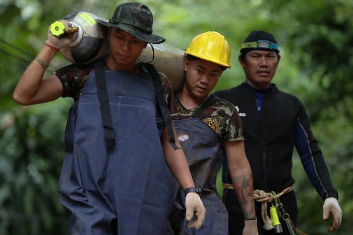 Giải cứu xuyên đêm, thành viên cứu hộ Thái Lan thiệt mạng - Ảnh 4.