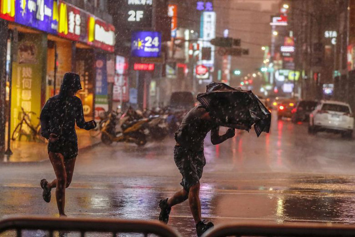 Đài Loan khẩn trương sơ tán dân ứng phó bão Maria - Ảnh 1.