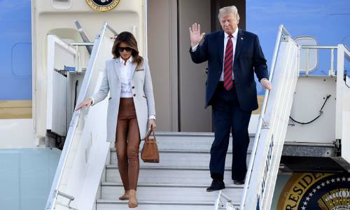 Tổng thống Trump và Đệ nhất Phu nhân Melania Trump tới sân bay Helsinki-Vantaa ở Helsinki, Phần Lan. Ảnh: AFP.