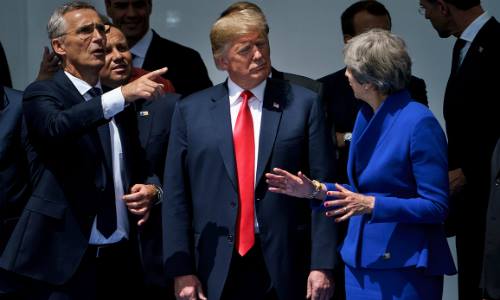 Tổng thư ký NATO Stoltenberg (trái), Tổng thống Mỹ Donald Trump (giữa) và Thủ tướng Anh Theresa May trò chuyện trước khi chụp ảnh ở Brussels, Bỉ, ngày 11/7. Ảnh: AFP.
