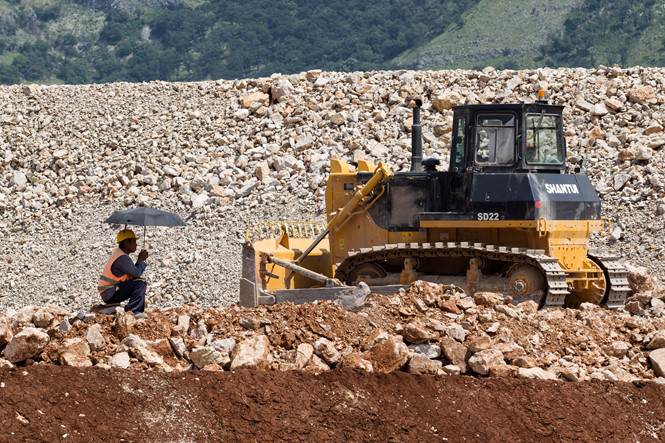 Công nhân Trung Quốc tại công trình xây đường ở Montenegro  ///  Reuters 