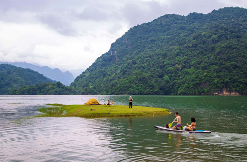 Hồ nước yên bình là nơi thích hợp để chèo thuyền thư giãn, ngắm cảnh.