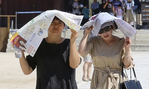 Hơn 3.400 người Hàn Quốc đã phải điều trị các vấn đề về sức khỏe liên quan đến nắng nóng. Ảnh: AP.