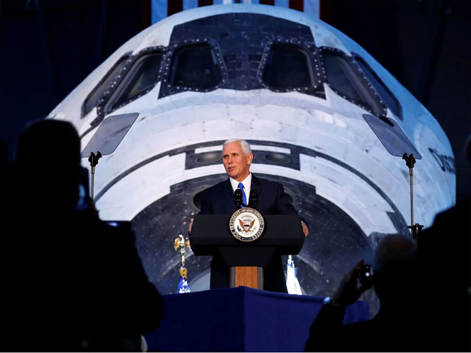 Ông Pence từng tuyên bố hồi tháng 10.2017 rằng Mỹ sẽ giành phần thắng trên không gian   /// AFP