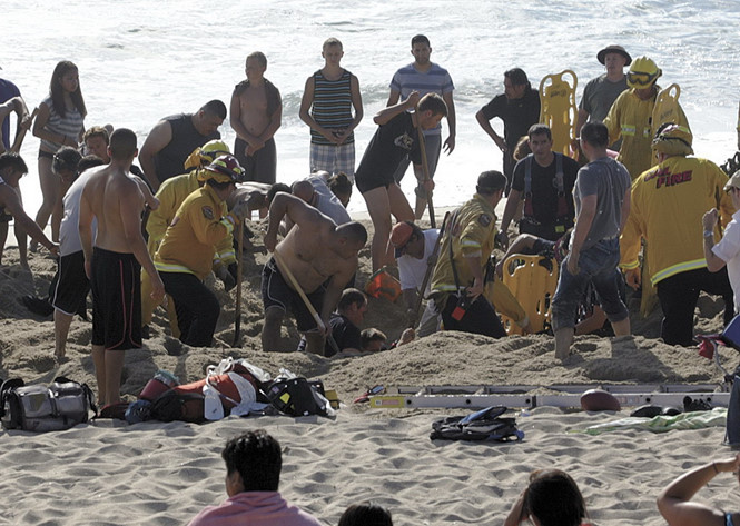Nạn nhân bị kẹt trong hố cát trong vụ tai nạn ở California năm 2014 /// Ảnh chụp màn hình People