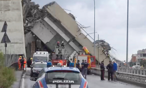 Đội cứu hộ và cảnh sát tập trung tại hiện trường sập cầu Morandi ở thành phố Genoa, Italy hôm 14/8. Ảnh: Reuters.