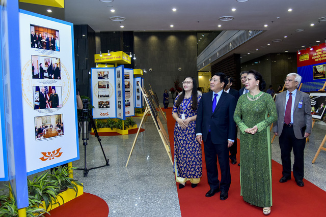 Chủ tịch Quốc hội Nguyễn Thị Kim Ngân và Phó Thủ tướng Phạm Bình Minh xem triển lãm về hoạt động ngoại giao những năm qua