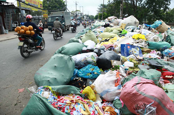 Rác thải công nghiệp chất đống lớn ngay tại điểm tập kết rác trên đường Bình Long (Q.Tân Phú)