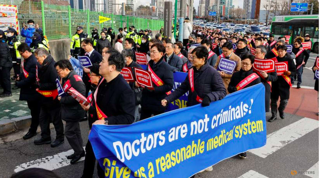 Hàng vạn bác sĩ Hàn Quốc biểu tình, bệnh viện hỗn loạn ảnh 1