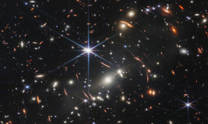 Một vùng thiên hà xa xôi do kính viễn vọng không gian James Webb chụp.