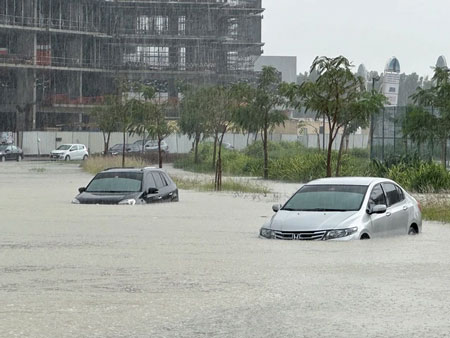 Ô tô ngập quá nữa trên đường phố Dubai ngày 16.4.2024