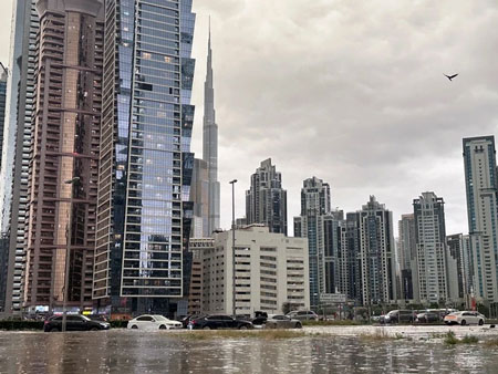 Toàn cảnh lũ lụt do mưa lớn ở tháp Burj Khalifa (Dubai, UAE) ngày 16.4.2024