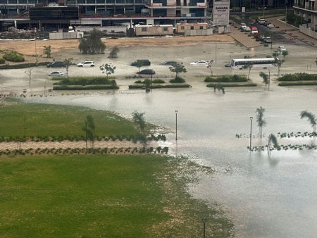 Ô tô chìm trong nước trong cơn mưa bão ở Dubai (UAE) ngày 16.4.2024